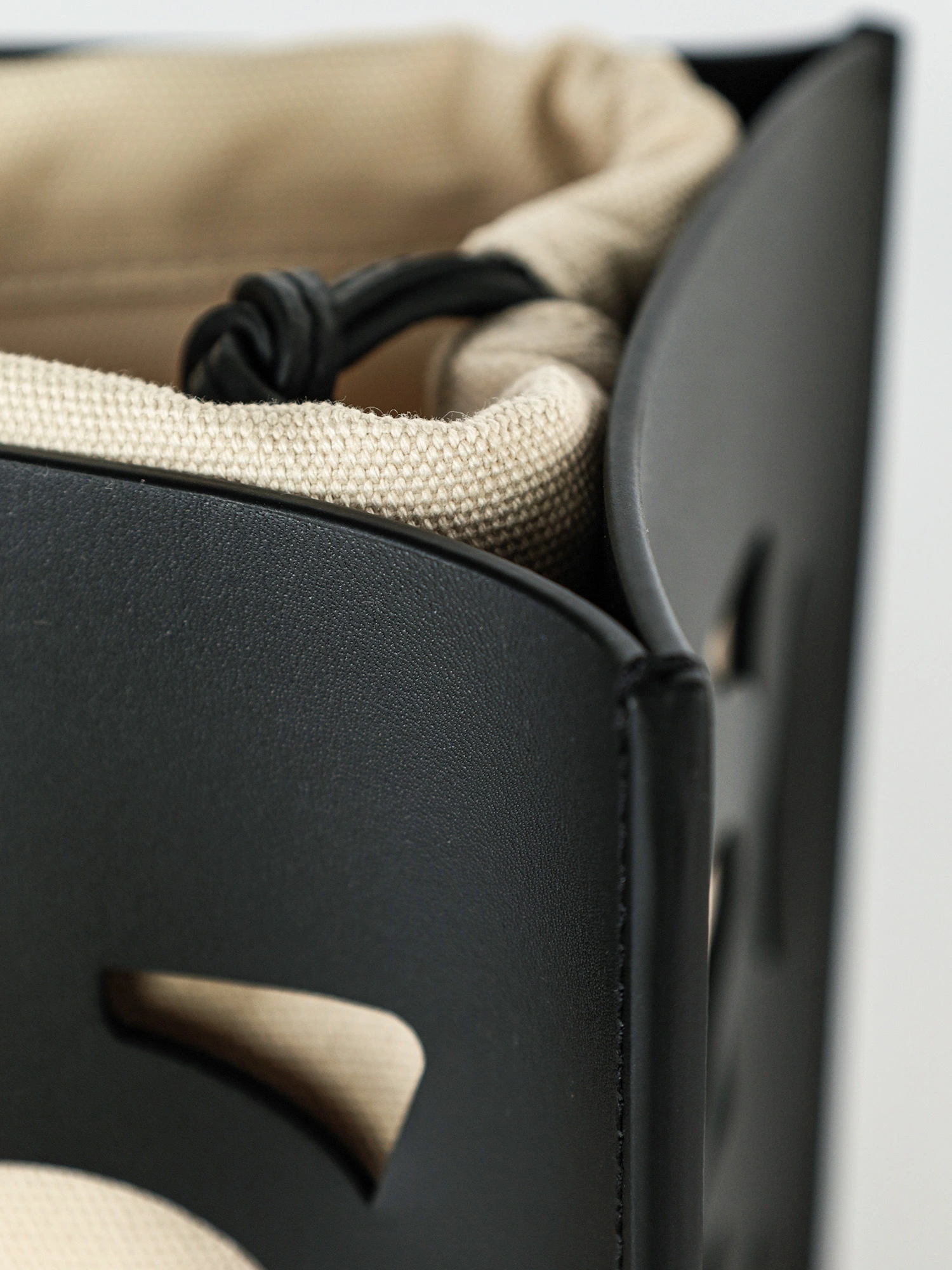 Сумка-шоппер черного цвета с узором